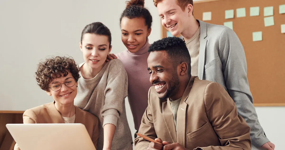 Jovem equipe de empreendedores trabalhando